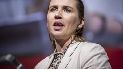 Formand for socialdemokratiet Mette Frederiksen taler under den nye hovedorganisation for l&oslash;nmodtagere FH - Fagbev&aelig;gelsens Hovedorganisations konference i KB Hallen p&aring; Frederiksberg. Efterf&oslash;lgende varslede hun et opg&oslash;r med arbejdskraftens frie bev&aelig;gelighed.