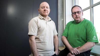 Christoffer Rigensborg (TV) og Carten Langkow mistede hver knap 2.000 kroner i dagpenge, da deres arbejdsplads var på arbejdsfordeling i januar. Forklaringen er en teknisk finte i dagpengesystemet, som belægger dagpengekort med "falske timer" på hverdage, hvor de ikke havde løntimer - men ikke var tilmeldt jobcentret.