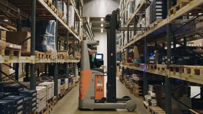 Arbejdsmilj&oslash;repr&aelig;sentant Keld Lund Hansen k&oslash;rer truck p&aring; et af Lemvigh-M&uuml;llers tre centrallagre. I perioden 2016-2018 har virksomhedens medarbejdere og ledelse f&aring;et nedbragt antallet af arbejdsulykker fra 48 til 24. 