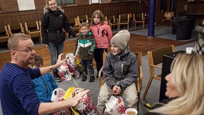Flere udsatte børnefamilier har svært ved at klare sig. Derfor søger de om hjælp hos blandt andet Red Barnet og Mødrehjælpen.