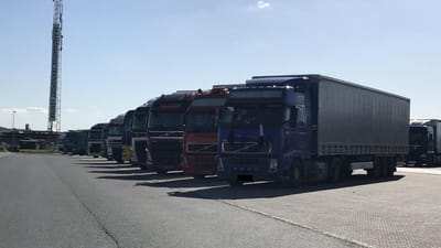På tre af de rastepladser langs Køge Bugt Motorvejen, som Fagbladet 3F tjekkede en tilfældig lørdag eftermiddag, var 101 ud af 102 lastbiler udenlandske danske. Blandt andet her på Skandinavisk Transportcenter i Køge.