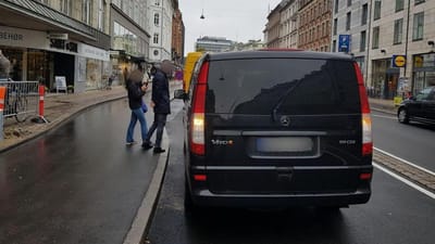 En svensk indregisteret Mercedes med asiatisk chauffør i København.