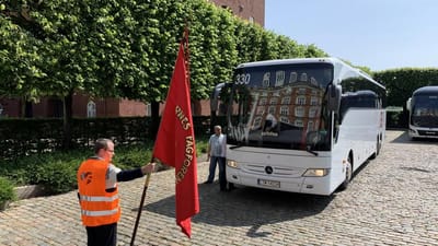 Chauffør Lars Axelsen spærrede for de udenlandske busser med en lastbil og en rød fane på tværs.