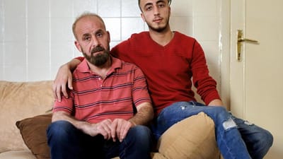20-&aring;rige Omar med sin far, Medhat, der er invalideret efter tortur under den syriske borgerkrig.
