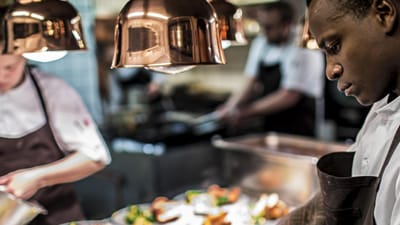 Der hersker en maskulin kultur, hvor man har øgenavne og taler grimt til folk i restaurationsbranchen, siger erhvervspsykolog.