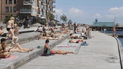 K&oslash;benhavnerne bader blandt andet i K&oslash;benhavns Nordhavn, hvor der ogs&aring; er indrettet lovlige badezoner. Foto: Torben Huss