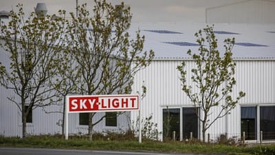 Virksomheden Sky-Light i Varde mister ikke sin st&oslash;rste kunde, Arla, i k&oslash;lvandet p&aring;, at ansatte er blevet syge af at arbejde med farlig kemi.