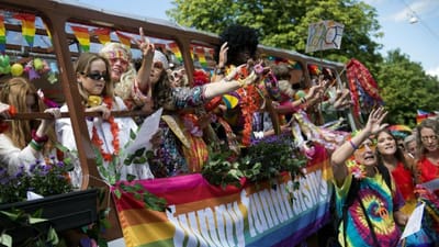 Ligesom fagbevægelsen var uønsket af borgerskabet og politiet i 1800-tallet, så var LGBTQ+-miljøet det samme i tiden efter krigen. Præcis som fagbevægelsen 1. maj markerer vores sejre og kampe, så gør LGBTQ+-miljøet det samme med Pride.