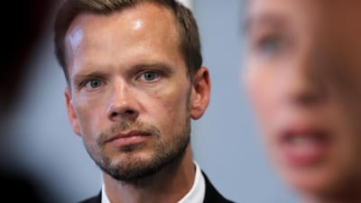 Besk&aelig;ftigelsesminister Peter Hummelgaard (S) vil stramme op p&aring; tilsyn med farlig kemi i k&oslash;lvandet p&aring;, at en r&aelig;kke ansatte er blevet alvorligt syge p&aring; virksomheden Sky-Light. 