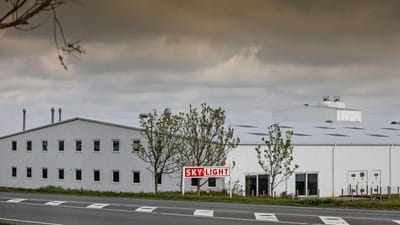 Det er de store m&aelig;ngder st&oslash;v, der kan risikere at g&oslash;re de ansatte syge p&aring; den vestjyske plastvirksomhed.