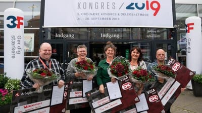 Stolte prismodtagere foran Aalborg Kongres og Kulturcenter, hvor 3F holder kongres.