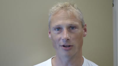 Der er kommet flere kemikalier i tr&aelig;et og de andre materialer, som t&oslash;mrer Marthias Christensen og hans kolleger sk&aelig;rer og borer i. - Vi ved ofte ikke, hvad der er i st&oslash;vet og de dampe, der opst&aring;r, siger han.