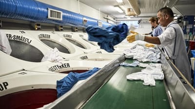Efter &aring;rs uvished kan vaskerimedarbejderne p&aring; Midtvask nu &aring;nde lettet op: Udbuddet droppes, og i stedet bygges et helt nyt hospitalsvaskeri i Skejby.