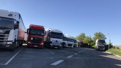 Sådan så der ud, da Fagbladet 3F tidligere på året var forbi den stopfyldte rasteplads Karlslunde Vest: Udenlandske lastbiler parkeret med nedrullede gardiner.