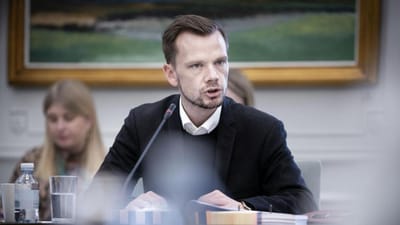 Besk&aelig;ftigelsesminister Peter Hummelgaard (S) er klar til at se n&aelig;rmere p&aring; det forhold, at voksenl&aelig;rlinge risikerer at miste retten til dagpenge, mens de er i l&aelig;re.