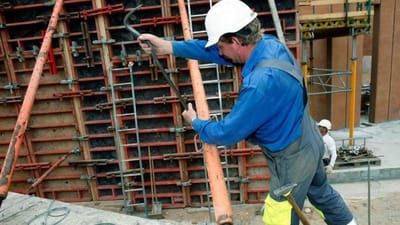 Voksenl&aelig;rlingeordningen er god og s&aelig;rligt m&aring;lrettet mod ledige, ufagl&aelig;rte og fagl&aelig;rte, der har for&aelig;ldet uddannelse. Men man kan risikere at s&aelig;tte sin dagpengeret p&aring; spil, og det dur ikke, mener flere. Nu tages sagen op politisk.