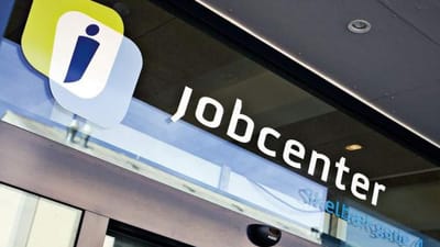 Besk&aelig;ftigelsesindsatsen har v&aelig;ret delvist suspenderet, og jobcentrene droslet ned siden 12. maj. I dag er det meddelt, at suspenderingen forts&aelig;tter p&aring; ubestemt tid. Det betyder blandt andet, at r&aring;dighedsreglerne stadig er sat ud af kraft.