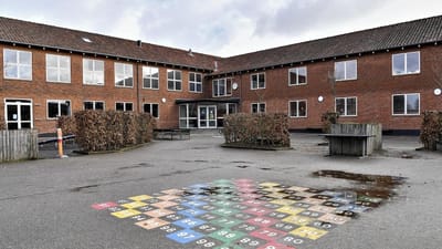 Nu er landets f&oslash;rste folkeskole, Malling Skole, lukket midlertidigt efter to smittetilf&aelig;lde af COVID-19.