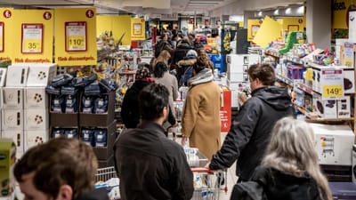 Folk hamstrer varer i Fakta i Rypehusene, Albertslund, efter Statsministeren og regeringen valgte at lukke Danmark ned p&aring; et pressem&oslash;de.