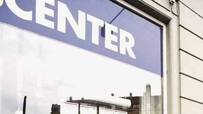 Det er slut med at m&oslash;de op til samtaler p&aring; jobcenteret: Regeringen vil nu sende medarbejderne hjem fra jobcentrene, der dog stadig skal k&oslash;re p&aring; n&oslash;dberedskab: Der skal fortsat udbetales ydelser og andre opgaver. A-kasserne opfordres til at f&oslash;lge samme linje.