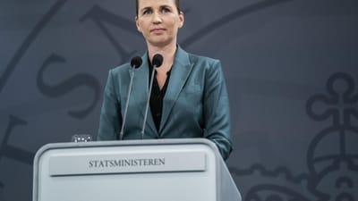- Vi kommer ikke til at klumpe sammen, og der kommer ikke til at st&aring; rigtig mange mennesker meget, meget t&aelig;t og holde en god fest sammen, siger statsminister Mette Frederiksen (S) i et interview i 21 S&oslash;ndag. (Arkivfoto)