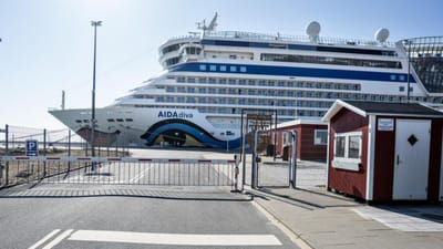 Krydstogtskibet AIDAdiva i Skagen Havn. Corona-krisen har sat en stopper for krydstogtrejser, og de mange skibe s&oslash;ger nu mod havne, hvor de kan opholde sig.