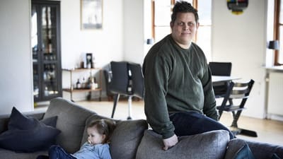 Thomas Jensen blev trukket 3.808 kroner i dagpenge for marts - for timer, som han aldrig har haft. S&aring;dan er reglerne. Det rammer s&aelig;rligt, hvis man har mange arbejdstimer p&aring; f&aring; hverdage og/eller weekendarbejde. Nu tager a-kassen sagen til ministeren for omr&aring;det.