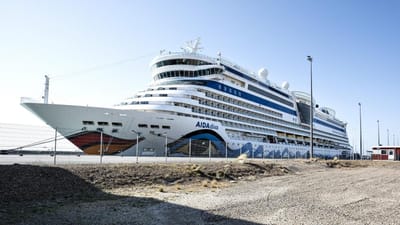 Det italienske krydstogtskib Aidadiva til kaj i Skagen Havn. Verden over er tusindvis af s&oslash;folk isoleret p&aring; lignende skibe af frygt for corona-smitte.