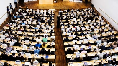 Normalt stiger ledigheden blandt akademikerne, når de unge forlader universiteterne og andre læreanstalter omkring sommerferien, for derefter at falde igen. Men det er anderledes i år, og der er bange anelser: Det forventes, at særligt funktionærer, herunder akademikere, i den kommende tid bliver ramt af ledighed.