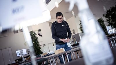 Der bliver sprittet godt og grundigt af hos Coloplast under coronaen. Her er det tillidsmand S&uuml;leyman Benli i kantinen p&aring; virksomheden.