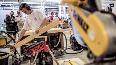 Helt nye tal viser, at i april, hvor corona-nedlukningen var p&aring; sit h&oslash;jeste, blev der indg&aring;et 33 procent f&aelig;rre uddannelsesaftaler mellem unge og virksomheder sammenlignet med april sidste &aring;r.