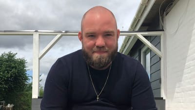 - Der stod piller p&aring; mit natbord klar til, n&aring;r jeg gik i seng. Der stod piller klar, til jeg v&aring;gnede igen, siger Mads Harfot J&oslash;rgensen. 