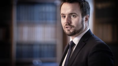 Erhvervsminister Simon Kollerup (S) og kulturminister Joy Mogensen (S) forhandler i disse dage med Folketingets partier om at forlænge hjælpepakkerne til blandt andet kulturlivet.