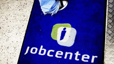 Mange risikerer at miste deres job, når lønkompensationsordningen udløber lørdag. - Ikke alle kommer tilbage til deres arbejdsplads nu, det er helt sikkert, siger cheføkonom. For flere brancher er stadig hårdt kriseramte.
