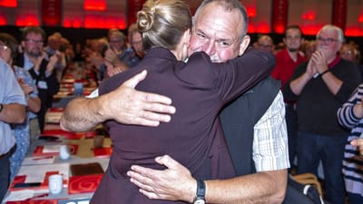 Hvis Mette Frederiksen skal holde sit l&oslash;fte til Arne Juhl og andre danskere, som har arbejdet, siden de var helt unge, om at kunne tr&aelig;kke sig tidligt tilbage, skal hun f&oslash;rst have overtalt Folketingets partier. 