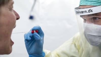 Over fire gange så mange kvinder som mænd har anmeldt corona-virus som en arbejdsskade.