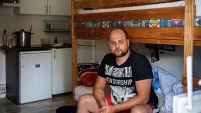 I sidste uge m&oslash;dte Fagbladet 3F&nbsp;Kamil&nbsp;Mroczek, der er smittet med corona-virus og bor i den nedlagte skole. Han fortalte, at det er sv&aelig;rt at holde afstand, n&aring;r man bor sammen p&aring; sm&aring; v&aelig;relser. P&aring; det tidspunkt var mindst otte fra ejendommen smittet med corona-virus. Det har ikke siden v&aelig;ret muligt at f&aring; flere kommentarer fra&nbsp;Kamil&nbsp;Mroczek.
