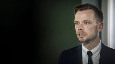 Det er ikke kun danske arbejdere, der kan nyde godt af regeringens nye forslag om tidlig pension. Det bekr&aelig;fter besk&aelig;ftigelsesminister Peter HummeIgaard i et svar til Folketinget.