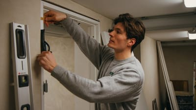 Christoffer Zwinge (billedet) har v&aelig;ret t&oslash;mrerl&aelig;rling hos Einar Kornerup A/S i Glostrup, der siden 2014 har arbejdet m&aring;lrettet p&aring; at nedbringe antallet af arbejdsulykker blandt de yngre medarbejdere.