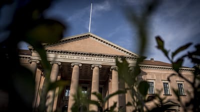 K&oslash;benhavns Byret har kendt en mand skyldig i at have brugt blandt andet falske ans&aelig;ttelseskontrakter til at snyde sig til at f&aring; udbetalt 1,6 millioner kroner i coronast&oslash;tte til sine virksomheder. Dommen ventes i slutningen af m&aring;neden. (Arkivfoto).