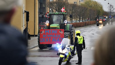 Landmænd kørte lørdag i traktor gennem København og Aarhus i en demonstration imod regeringens ageren i minksagen.