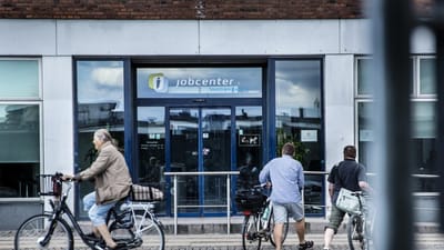 Der er kommet mange tusinde flere langtidsledige under krisen, fordi virksomhederne har haft det sv&aelig;rt i nogle brancher. Lige nu f&aring;r man to m&aring;neders ekstra dagpenge, hvis dagpengeperioden udl&oslash;ber - men er det nok, eller bliver der brug for mere hj&aelig;lp?