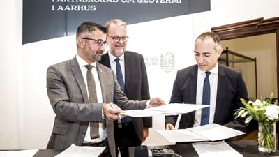 23. oktober 2018 underskrev Bünyamin Simsek (til venstre), rådmand, Teknik og Miljø, Aarhus Kommune, daværende energi-, forsynings- og klimaminister Lars Christian Lilleholt (V) (i midten) og Samir Abboud (til højre), CEO for geotermi, A.P. Møller Holding, en hensigtserklæring om at gøre geotermi til en betydelig del af den aarhusianske varmeforsyning.