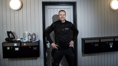 T&oslash;mrer Hans-Peter Harenberg er i dag en del af serviceteamet hos Hovedstadens Bygningsentreprise. Det er han meget glad for, selvom smerter i h&oslash;jre fod dagligt minder ham om ulykken for over fire &aring;r siden.