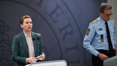 Med til pressemødet er Statsminister Mette Frederiksen (S), Sundhedsstyrelsens direktør Søren brostrøm, Statens Serumsinstituts nye direktør Henrik Ullum, rigspolitichef Thorkild Fogde og Sundhedsminister Magnus Heunicke (S).