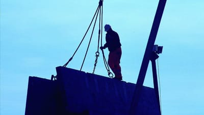 Den nye aftale skal styrke indsatsen for at mindske antallet af arbejdsulykker samt fysisk og psykisk nedslidning. Som noget nyt er farlig kemi ogs&aring; et prioriteret omr&aring;de.
