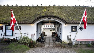 - Det f&oslash;les lidt som om myndighederne med de her opfordringer skubber ansvaret nedad, og at det er os, der s&aring; skal v&aelig;re politi eller skurk, siger kroejer fra Svostrup Kro. 