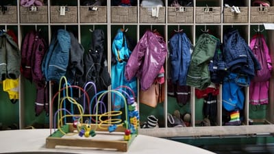 Mange steder i landet oplever pædagogerne mindre børn, der kommer i daginstitution i alt for lidt tøj efter årstiden og fryser på legepladsen.