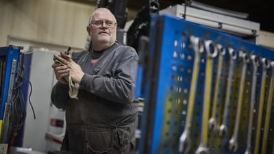 Per Lundsgaard Andersen arbejder i dag som ufagl&aelig;rt kleinsmed hos SR Hydraulic i N&oslash;rresundby. F&aring; hundrede meter fra AB Catering. Han gl&aelig;der sig over at have f&aring;et rettens ord for, at hans tidligere arbejdsgivers bortvisning af ham i 2019 ikke var berettiget.