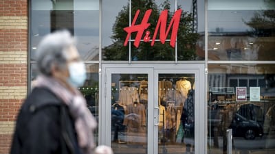 Under den nuv&aelig;rende store nedlukning er ikke n&aelig;r s&aring; mange sendt hjem d&aelig;kket af l&oslash;nkompensation som i for&aring;ret. Tallet kan stadig stige, men billedet er anerledes. Det kan der v&aelig;re flere forklaringer p&aring;. L&aelig;s mere i artiklen.